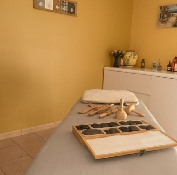 Table de massage prête à accueillir, coffret de pierres chaudes