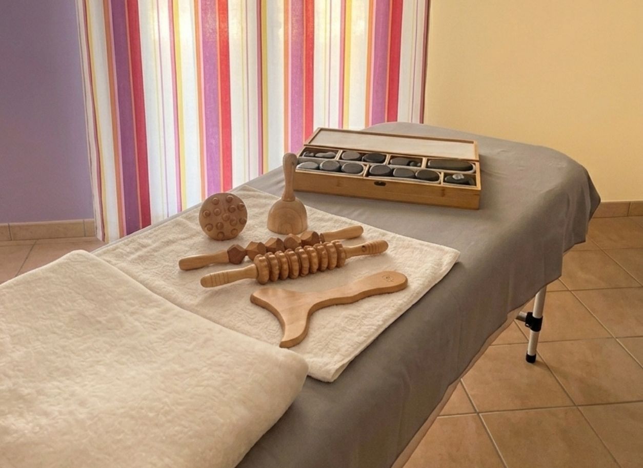 Table de massage préparée avec pierres chaudes et outils en bois